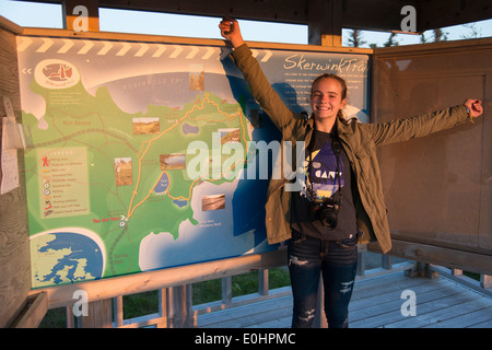 Girl avec bras tendus en avant du sentier Skerwink map, péninsule de Bonavista, Terre-Neuve et Labrador, Canada Banque D'Images