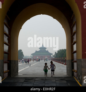 Les touristes dans un temple, voûte céleste impériale, Temple du Ciel, Dongcheng, Beijing, Chine Banque D'Images