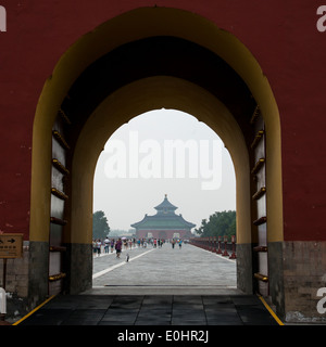 Les touristes dans un temple, voûte céleste impériale, Temple du Ciel, Dongcheng, Beijing, Chine Banque D'Images