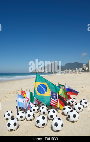 Le football international drapeaux de pays avec des ballons de foot sur la plage d'Ipanema à Rio de Janeiro Brésil Banque D'Images