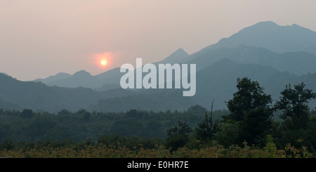 Lever de soleil sur montagne vue à partir de la Grande Muraille de Chine, Jinshanling, Beijing, Chine Banque D'Images