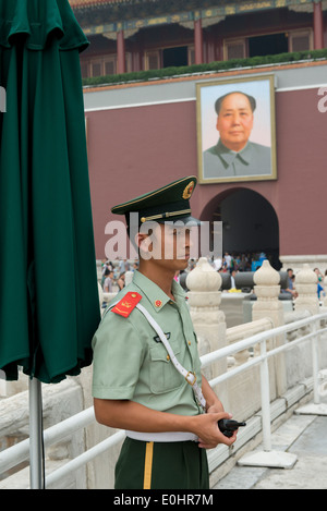 Les gardes de sécurité à l'avant d'un palais, porte de la paix céleste Tiananmen, la Place Tiananmen, la Cité Interdite, Pékin, Chine Banque D'Images