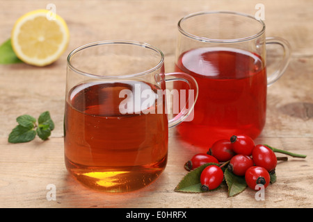 Le Rooibos et Thé de rose musquée dans les verres sur une table en bois Banque D'Images