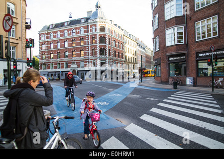 Les enfants à vélo les cyclistes dans le centre de Copenhague, Danemark Banque D'Images