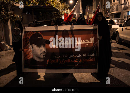 En savoir Abu, Bahreïn. 13 mai, 2014. Bahreïn, Abu En savoir - des centaines exigeant de libérer corps martyr martyr dans la démonstration, Abdul Aziz AlAbbar qui encore à la morgue dans le 26e jour, martyr a été tirer avec des balles d'oiseaux et bombe lacrymogène que x-ray et prouver staied inconsciente pendant 55 jours avant de mourir hostpital a écrit dans son rapport la raison du décès est des dommages au cerveau le 13 mai 2014 (Photo par : Ahmed AlFardan/NurPhoto) © Ahmed Alfardan/NurPhoto ZUMAPRESS.com/Alamy/Live News Banque D'Images