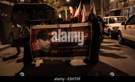 En savoir Abu, Bahreïn. 13 mai, 2014. Bahreïn, Abu En savoir - des centaines exigeant de libérer corps martyr martyr dans la démonstration, Abdul Aziz AlAbbar qui encore à la morgue dans le 26e jour, martyr a été tirer avec des balles d'oiseaux et bombe lacrymogène que x-ray et prouver staied inconsciente pendant 55 jours avant de mourir hostpital a écrit dans son rapport la raison du décès est des dommages au cerveau le 13 mai 2014 (Photo par : Ahmed AlFardan/NurPhoto) © Ahmed Alfardan/NurPhoto ZUMAPRESS.com/Alamy/Live News Banque D'Images