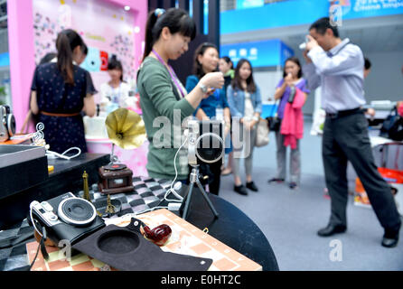 Kunshan, Chine, province de Jiangsu. 14 mai, 2014. En prenant de l'expérience visiteur photos Polaroid 2014 au cours de la Chine (Shanghai) Importation Expo à Kunshan, Jiangsu Province de Chine orientale, le 14 mai 2014. Les 4 jours de l'expo a débuté mercredi. Credit : Shen Peng/Xinhua/Alamy Live News Banque D'Images