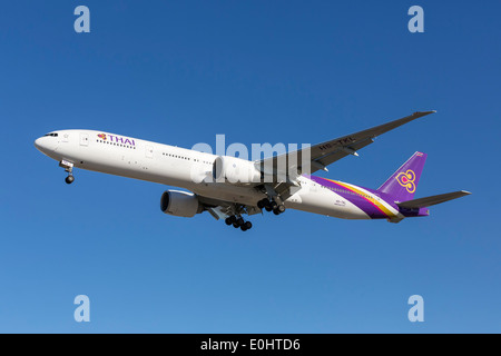 Un Boeing B777 de Thai Airways en approche finale Banque D'Images