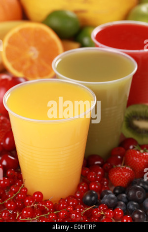 Des jus de fruits dans l'alcool des bonnets en rouge, vert et orange fruits Banque D'Images