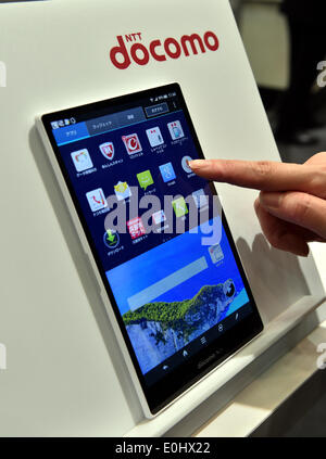 Tokyo, Japon. 14 mai, 2014. NTT Docomo presse AQUOS PAD, un seg-compatible tablette de 7 pouces, au cours d'un lancement à Tokyo de la gamme été 2014 des terminaux mobiles sur le mercredi 14 mai 2014. Fabriqué par Sharp, la combinaison de l'écran IGZO et grande capacité de batterie permet le comprimé à 80 heures consécutives pour le dernier. Credit : Natsuki Sakai/AFLO/Alamy Live News Banque D'Images