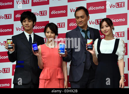 Tokyo, Japon. 14 mai, 2014. Acteurs et actrices japonais, les caractères commerciaux pour NTT DOCOMO, présente ses nouveaux smartphones au cours d'un lancement à Tokyo de l'été 2014 lineup des terminaux mobiles sur le mercredi 14 mai, 2014. Ils sont, de gauche à droite : Tori Matsuzaka ; Maki Horikita, Ken Watanabe et Ishihara Satomi. Credit : Natsuki Sakai/AFLO/Alamy Live News Banque D'Images