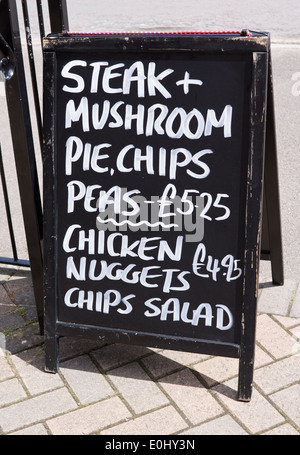 Thornbury, une petite ville de marché dans le Gloucestershire Angleterre Cafe Tableau noir Banque D'Images