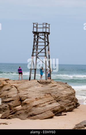 La vieille tour sauveteur plage Redhead à près de Newcastle, Nouvelle-Galles du Sud, Australie. Banque D'Images