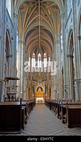Vienne, AUTRICHE - septembre 8, 2009 : la nef de l'église Votivkirche gothique - nouvelles. Banque D'Images