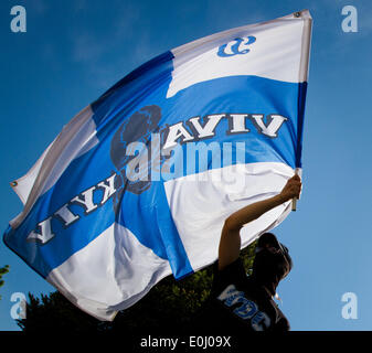 14 mai 2014 - Ultras ukrainienne à l'aide de fusées éclairantes et fumigènes exigent au Football Federation Cup le match final pour tenir dans la présence de l'Ukrainien fans (crédit Image : © Sergii Kharchenko/NurPhoto/ZUMAPRESS.com) Banque D'Images