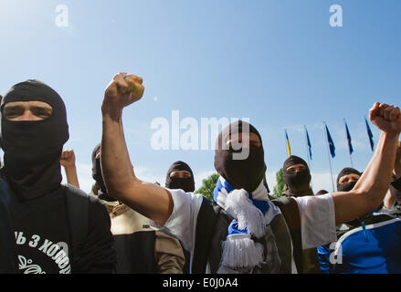 14 mai 2014 - Ultras ukrainienne à l'aide de fusées éclairantes et fumigènes exigent au Football Federation Cup le match final pour tenir dans la présence de l'Ukrainien fans (crédit Image : © Sergii Kharchenko/NurPhoto/ZUMAPRESS.com) Banque D'Images