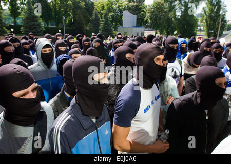 14 mai 2014 - Ultras ukrainienne à l'aide de fusées éclairantes et fumigènes exigent au Football Federation Cup le match final pour tenir dans la présence de l'Ukrainien fans (crédit Image : © Sergii Kharchenko/NurPhoto/ZUMAPRESS.com) Banque D'Images