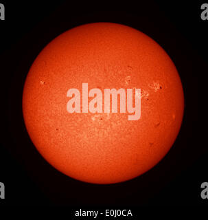 Londres, Royaume-Uni. 14 mai, 2014. Image du télescope de notre plus proche étoile, le Soleil, photographiés avec un alpha de l'hydrogène solaire montrant l'activité en surface du filtre dont les filaments et sept taches désigné y compris 2060 (près de centre sur le disque) qui peuvent produire des éruptions de classe M. Si l'arrondi est éjecté dans le sens de terre, alors nous pourrions être bombardés de particules qui pourraient causer la Northern Lights et qui peuvent causer des dommages à des systèmes électroniques. Image prise avec l'hydrogène et filtre alpha spécialiste télescope astronomique. Credit : Malcolm Park editorial/Alamy Live News Banque D'Images