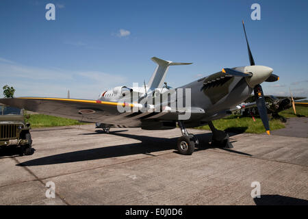 Biggin Hill, Royaume-Uni. 14 mai 2014. Un Spitfire MK912 est assis sur le tarmac à l'aéroport de Biggin Hill lors de l'aperçu de la 70e commémoration de D Day Crédit : Keith Larby/Alamy Live News Banque D'Images