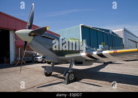 Biggin Hill, Royaume-Uni. 14 mai 2014. Un Spitfire MK912 est assis sur le tarmac à l'aéroport de Biggin Hill lors de l'aperçu de la 70e commémoration de D Day Crédit : Keith Larby/Alamy Live News Banque D'Images