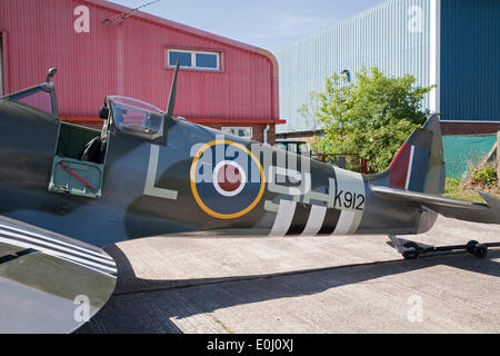 Biggin Hill, Royaume-Uni. 14 mai 2014. Un Spitfire MK912 est assis sur le tarmac à l'aéroport de Biggin Hill lors de l'aperçu de la 70e commémoration de D Day Crédit : Keith Larby/Alamy Live News Banque D'Images