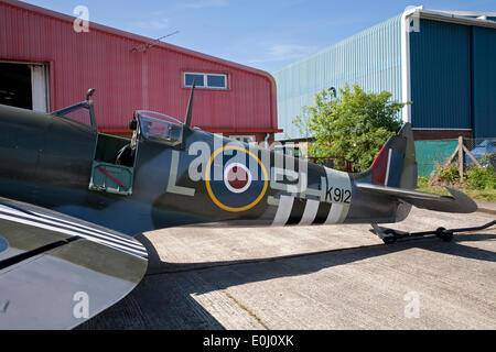 Biggin Hill, Royaume-Uni. 14 mai 2014. Un Spitfire MK912 est assis sur le tarmac à l'aéroport de Biggin Hill lors de l'aperçu de la 70e commémoration de D Day Crédit : Keith Larby/Alamy Live News Banque D'Images