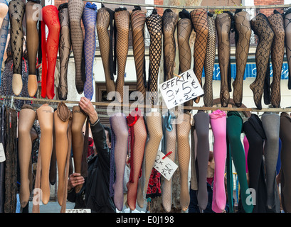 Collants et bas en vente dans le marché aux puces de Rastro autour de Lavapies et Embajadores, dans le centre de Madrid, Espagne. Banque D'Images