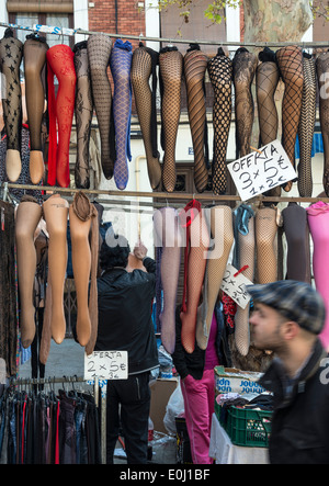 Collants et bas en vente dans le marché aux puces de Rastro autour de Lavapies et Embajadores, dans le centre de Madrid, Espagne. Banque D'Images