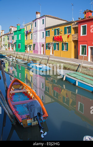 Venise - Maisons sur le canal de l'île de Burano Banque D'Images