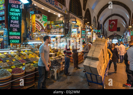 Intérieur de la Bazar Egyptien, AKA Spice Bazaar, Eminonu, Istanbul, Turquie. Banque D'Images