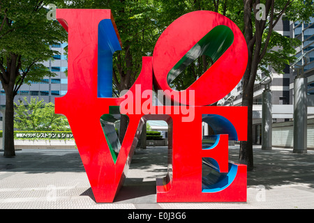 L'amour de Robert Indiana sculpture à I-land Tower, Tokyo, Japon Banque D'Images