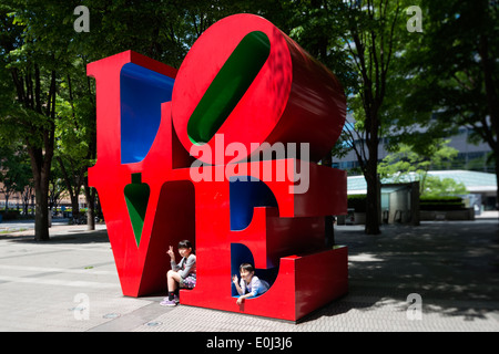 L'amour de Robert Indiana sculpture à I-land Tower, Tokyo, Japon Banque D'Images