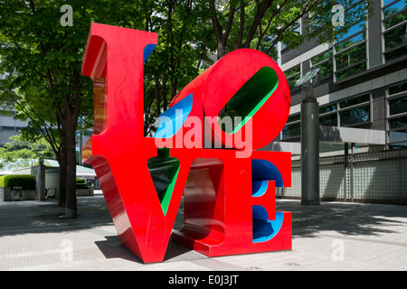 L'amour de Robert Indiana sculpture à I-land Tower, Tokyo, Japon Banque D'Images