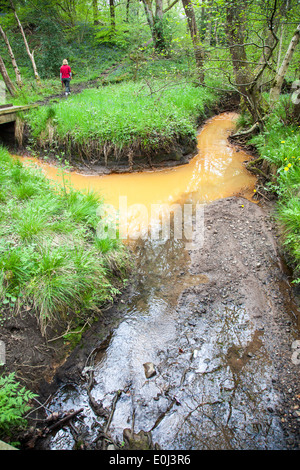 Oxyde de fer de l'eau Orange à partir de puits de mine au Parrot's Nature Drumble Réserver Talke Stands Stoke on Trent Staffordshire England UK Banque D'Images