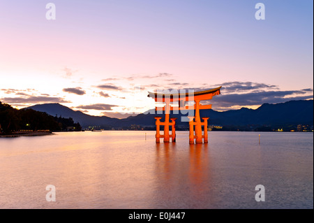 De Torii, billet d'Itsukushima, île de Miyajima, Site du patrimoine mondial de l'UNESCO, dans la préfecture d'Hiroshima, Japon. Banque D'Images