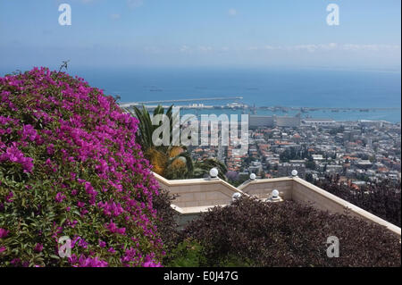 Le Temple Bahai et ses jardins, conçus par l'architecte canadien William Sutherland Maxwell, et achevée en 1953, ornent le Mont Carmel pente surplombant la ville, le port et la Méditerranée. Le dôme doré de culte abrite la demeure de Bab, un Persan, martyrisés en 1850, qui a annoncé qu'il avait été envoyé par Dieu pour préparer l'humanité pour une nouvelle ère et l'imminence de l'apparition de l'Bahaullah, un messager de Dieu encore plus grand que lui-même. Banque D'Images