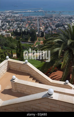 Le Temple Bahai et ses jardins, conçus par l'architecte canadien William Sutherland Maxwell, et achevée en 1953, ornent le Mont Carmel pente surplombant la ville, le port et la Méditerranée. Le dôme doré de culte abrite la demeure de Bab, un Persan, martyrisés en 1850, qui a annoncé qu'il avait été envoyé par Dieu pour préparer l'humanité pour une nouvelle ère et l'imminence de l'apparition de l'Bahaullah, un messager de Dieu encore plus grand que lui-même. Banque D'Images