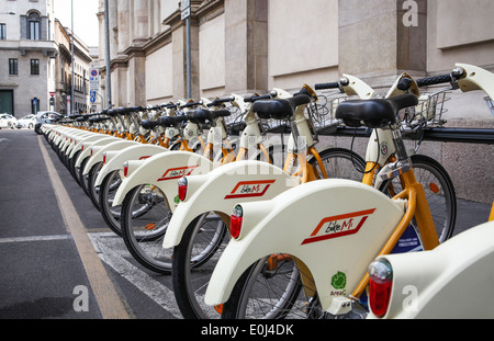 Une rangée de ville public des vélos dans le centre de Milan, Italie. Banque D'Images