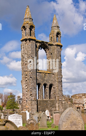 La tour de pignon est et le cimetière de la cathédrale de Saint Andrews 12e siècle dans la région de Fife, Scotland, UK Banque D'Images