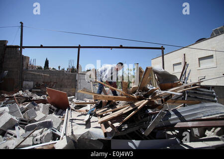 14 mai 2014 - Ras Al-Amoud, Jérusalem, territoire palestinien - un Palestinien inspecte les restes d'un atelier après avoir démoli par les bulldozers israéliens sous prétexte de la construction sans permis, à Ras al-Amoud, district de Jérusalem le 14 mai 2014. Israël a détruit plus de 500 propriétés palestiniennes en Cisjordanie et à Jérusalem-Est en 2013, le déplacement de plus de 850 personnes, selon les chiffres de l'ONU (crédit Image : © Saeed Qaq/APA Images/ZUMAPRESS.com) Banque D'Images