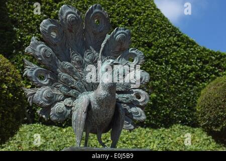 Le Temple Bahai et ses jardins, conçus par l'architecte canadien William Sutherland Maxwell, et achevée en 1953, ornent le Mont Carmel pente surplombant la ville, le port et la Méditerranée. Le dôme doré de culte abrite la demeure de Bab, un Persan, martyrisés en 1850, qui a annoncé qu'il avait été envoyé par Dieu pour préparer l'humanité pour une nouvelle ère et l'imminence de l'apparition de l'Bahaullah, un messager de Dieu encore plus grand que lui-même. Banque D'Images