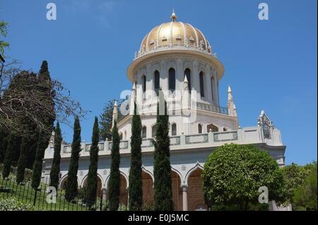 Le Temple Bahai et ses jardins, conçus par l'architecte canadien William Sutherland Maxwell, et achevée en 1953, ornent le Mont Carmel pente surplombant la ville, le port et la Méditerranée. Le dôme doré de culte abrite la demeure de Bab, un Persan, martyrisés en 1850, qui a annoncé qu'il avait été envoyé par Dieu pour préparer l'humanité pour une nouvelle ère et l'imminence de l'apparition de l'Bahaullah, un messager de Dieu encore plus grand que lui-même. Banque D'Images