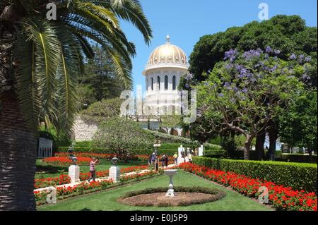 Le Temple Bahai et ses jardins, conçus par l'architecte canadien William Sutherland Maxwell, et achevée en 1953, ornent le Mont Carmel pente surplombant la ville, le port et la Méditerranée. Le dôme doré de culte abrite la demeure de Bab, un Persan, martyrisés en 1850, qui a annoncé qu'il avait été envoyé par Dieu pour préparer l'humanité pour une nouvelle ère et l'imminence de l'apparition de l'Bahaullah, un messager de Dieu encore plus grand que lui-même. Banque D'Images