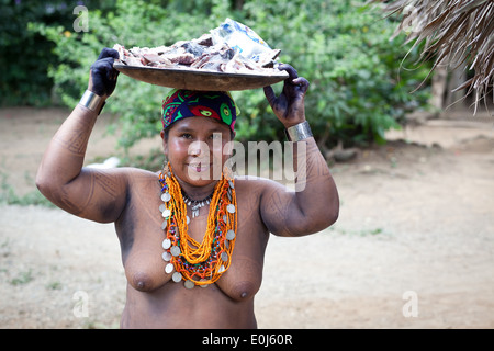 Femme indienne Embera transporte les aliments dans les Embera Puru village à côté de Rio Pequeni, République du Panama. Banque D'Images