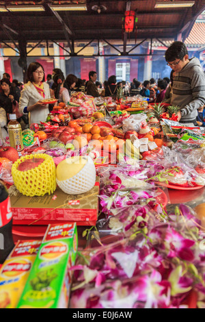 Les gens l'achat d'offrandes religieuses à Hsing Tian Kong à Taiwan Banque D'Images