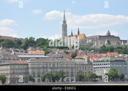 Vue de Buda sur la rive du Danube, dans l'arrière-plan peut être vu du Bastion des Pêcheurs, l'église Matthias, et l'hôtel Hilton Banque D'Images