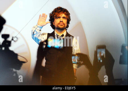 Singapour. 14 mai, 2014. L'acteur Peter Dinklage assiste à la 'Blue Carpet' cérémonie à la première du film de 'X-Men : days of Future Past' à Singapour le 14 mai 2014. Credit : Puis Chih Wey/Xinhua/Alamy Live News Banque D'Images