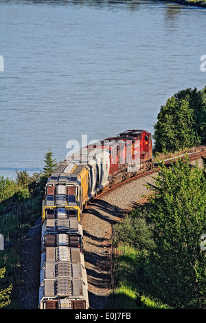 CP Railroad Train, transportant des marchandises qu'il arrondit à côté de la courbe de la rivière Kootenay. Cranbrook, Colombie-Britannique, Canada. Banque D'Images