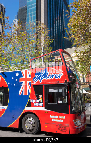 Sydney Australie,Pitt Street,double-decker,bus,bus,Sydney Explorer,centre-ville,gratte-ciel,bâtiments,AU140310029 Banque D'Images