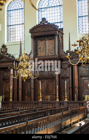 Holland , Pays-Bas Amsterdam city Portuguese Synagogue Sépharade Esnoga Snoge 17e c intérieur lustres 1675 arche séfarade Banque D'Images